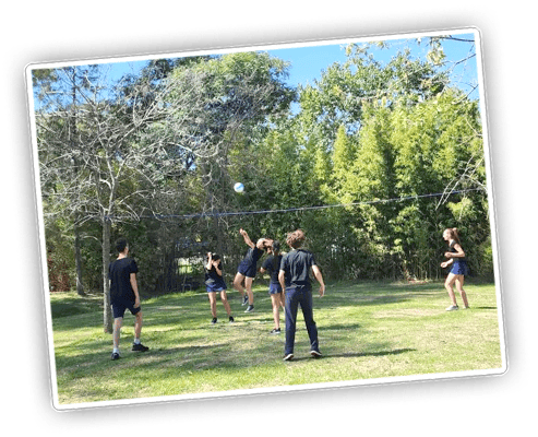 chicos-jugando-voley